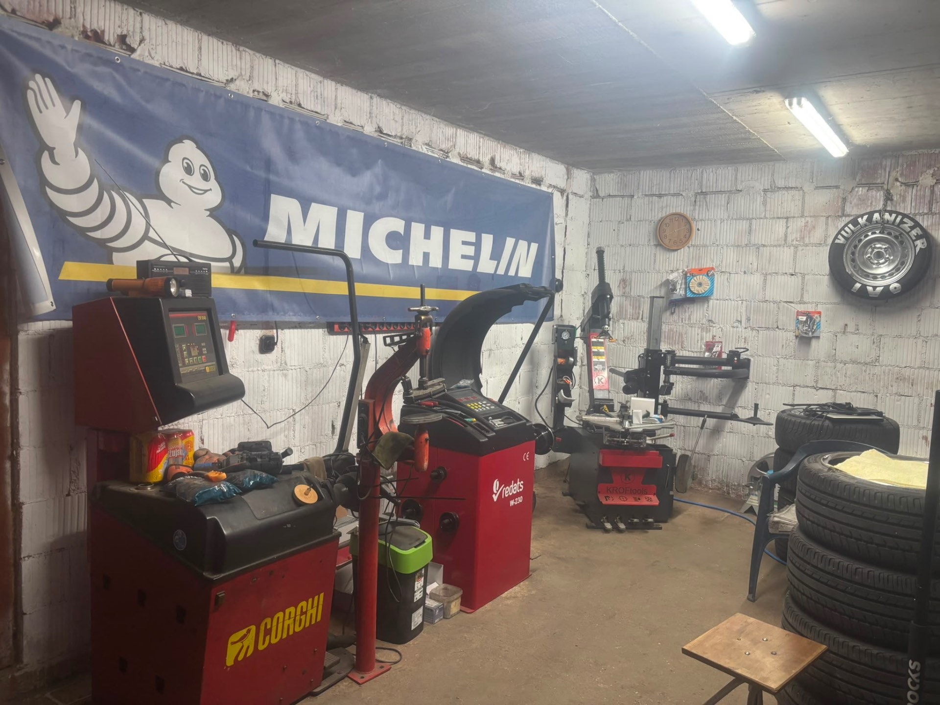 Vulkanizer Ivo workshop with Michelin banner and professional tire equipment